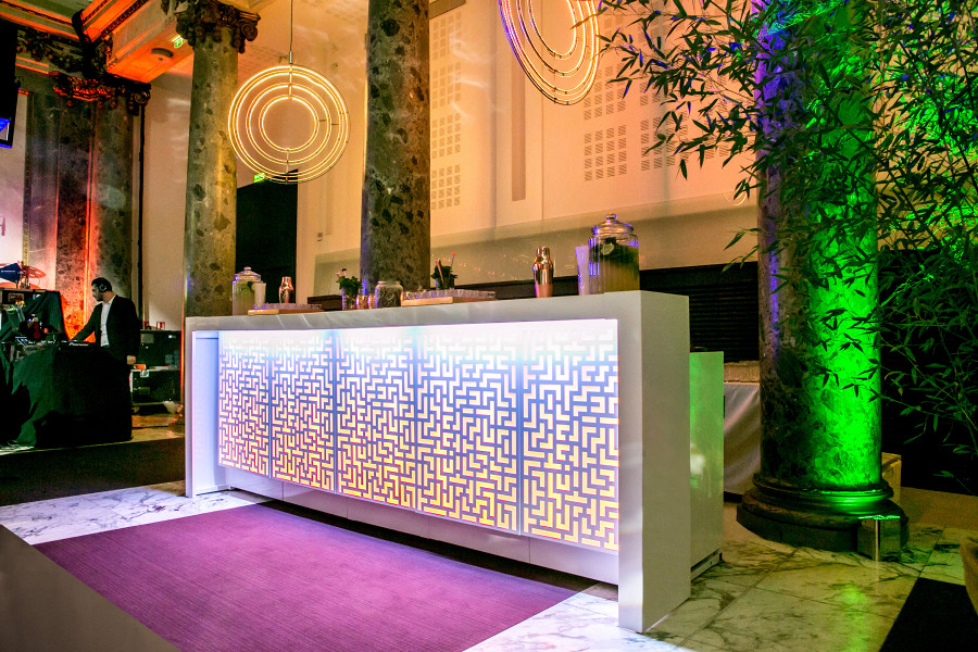 Cocktailbar mit beleuchteter Front und Muster.