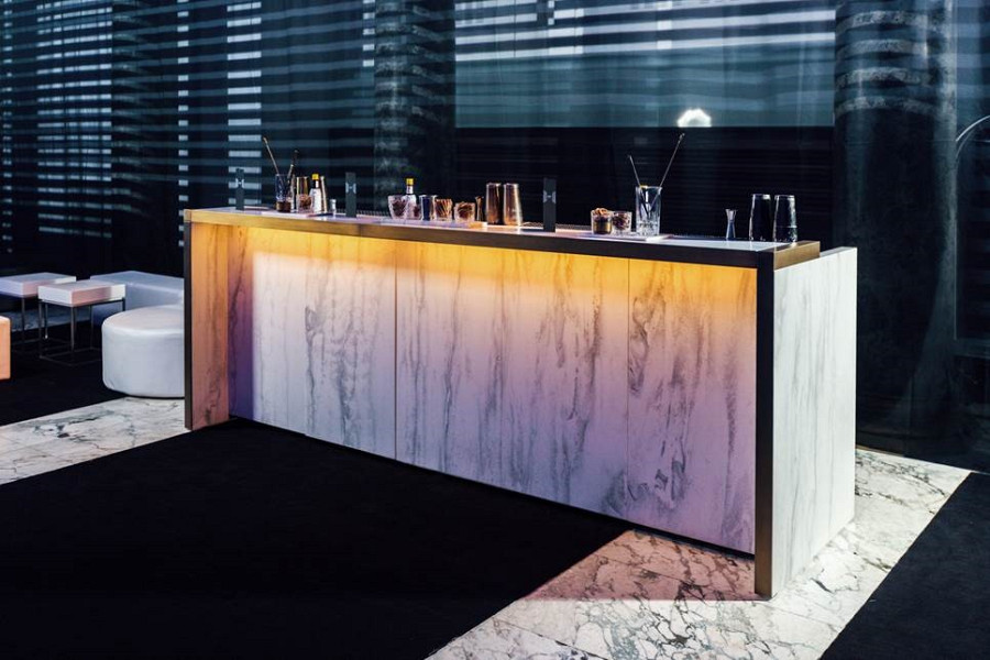 Mobiler Bartresen in Marmor Optik.