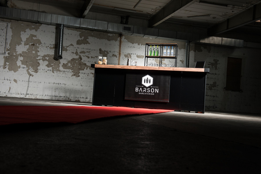 Faltbare Cocktailtheke mit Branding.