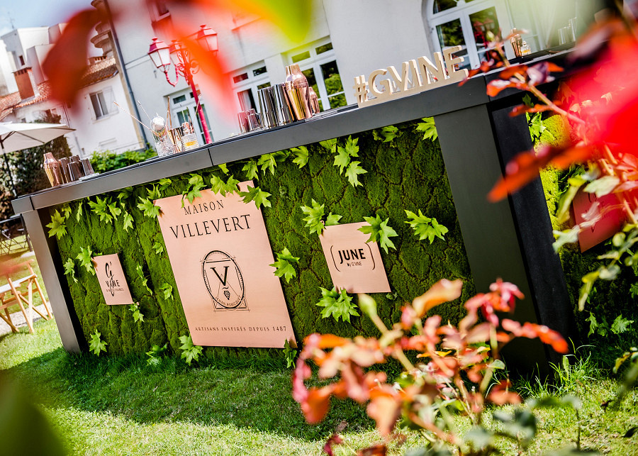 Bar de cocktails móvel com musgo e logótipo do cliente.