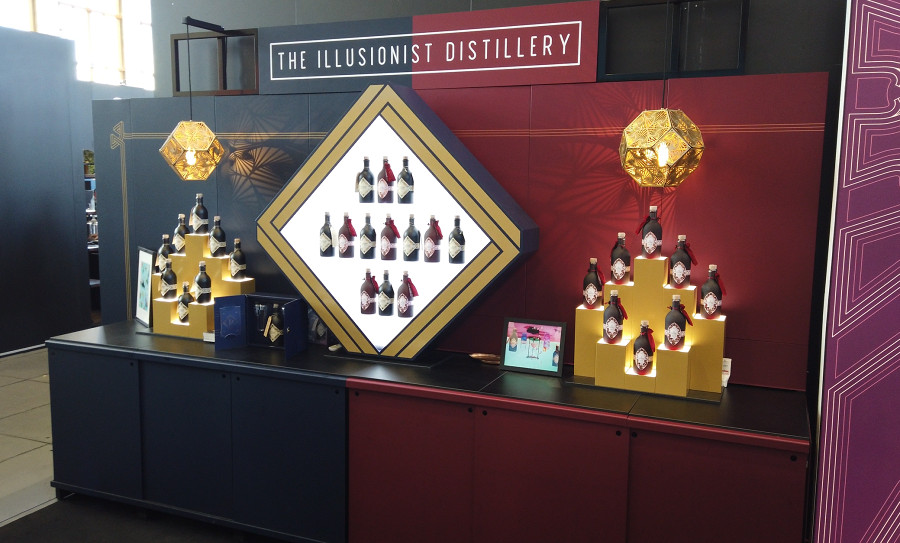 Stand da feira BCB com parede traseira especial para o Gin Ilusionista