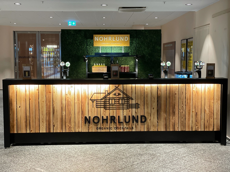 Bar móvel como stand de exposição com frente especial em carvalho e logótipo 3D.