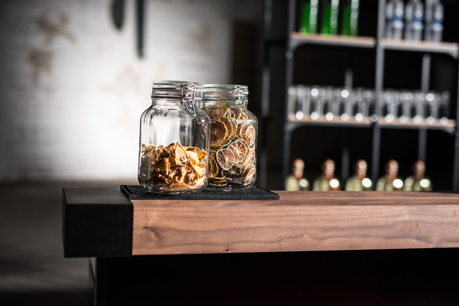 Furniertes Bartop mit schwarzen Seitenapplikationen 4+5.