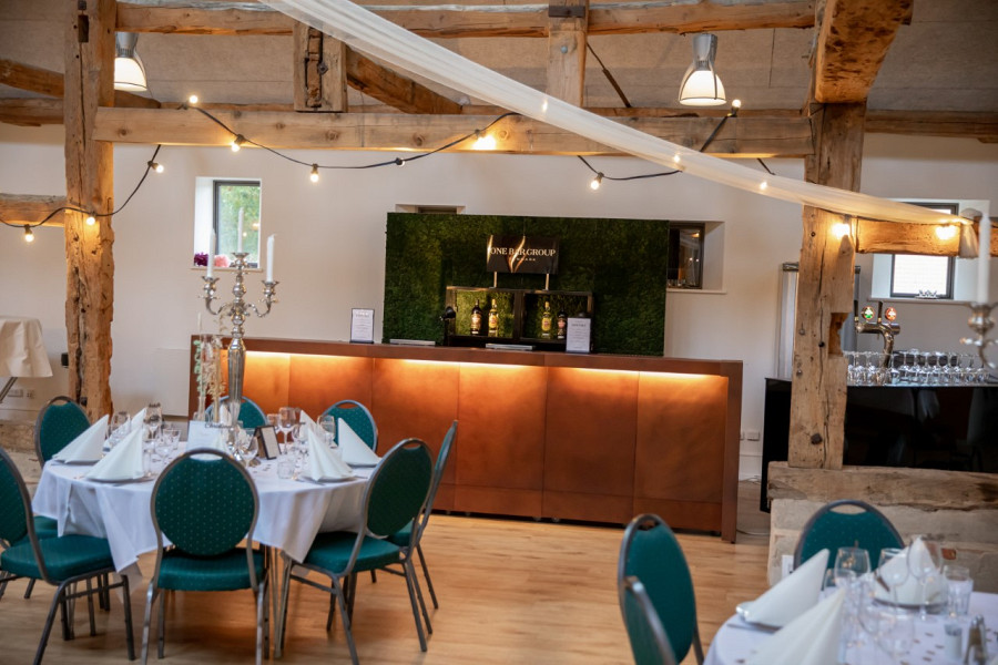 Bar Tresen in Rost-Optik und Rückwand mit Moos in einer Eventlocation