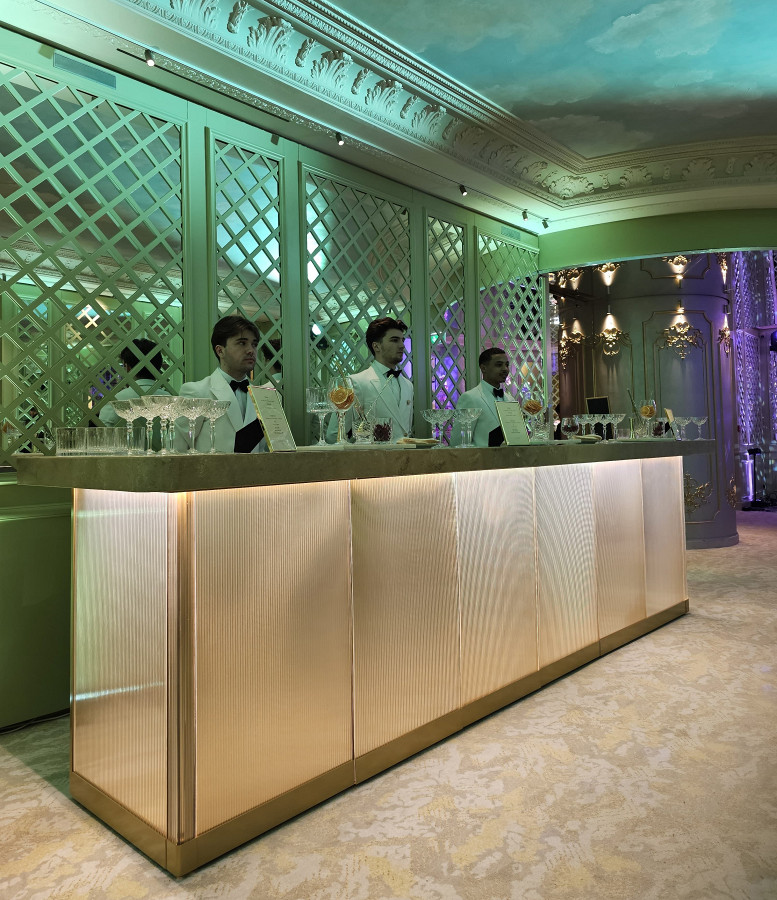 G-Rack bar with glass and gold-look cladding and solid surface countertop