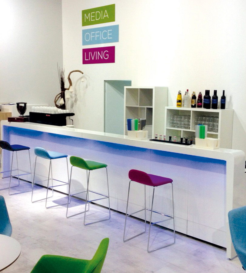 Weiße Messetheke mit LED-RGB Beleuchtung.