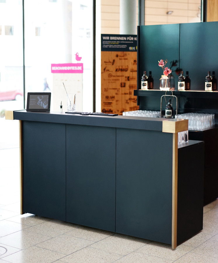 Mobile Bar mit langen Frontplatten in schwarz-matt mit edlen Messing-Applikationen