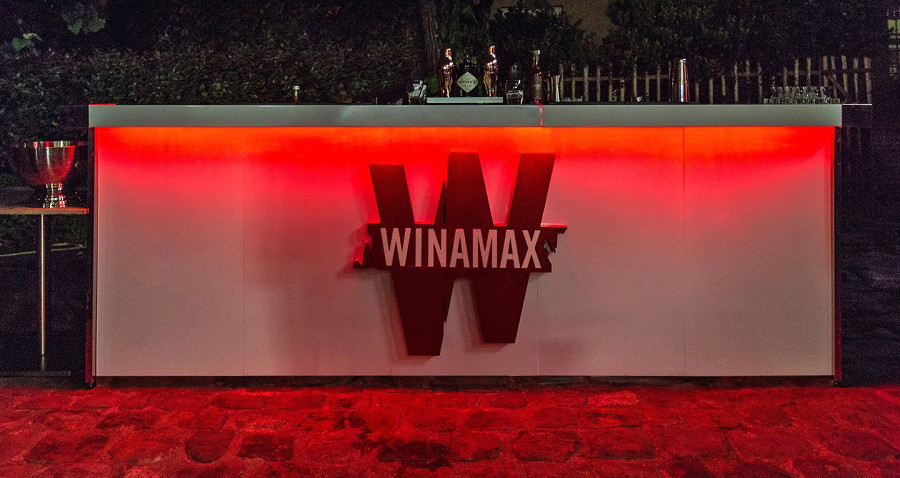 Weiße Cocktailbar mit 3D-Logo und roter Beleuchtung