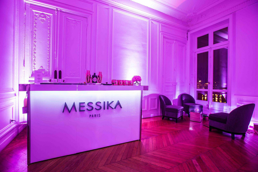 Weiße Cocktailbar (180 cm) mit 3D-Logo und LED-RGB Beleuchtung.