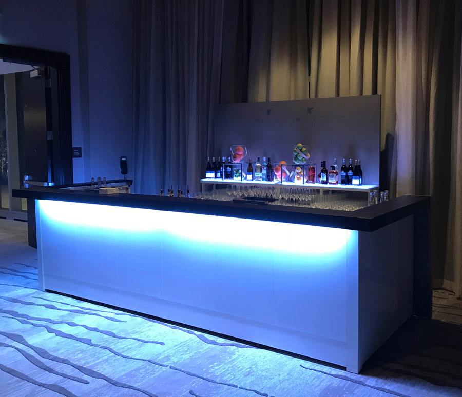 Hotelbar mit Rückbuffet und LED-RGB Beleuchtung im Hotel.