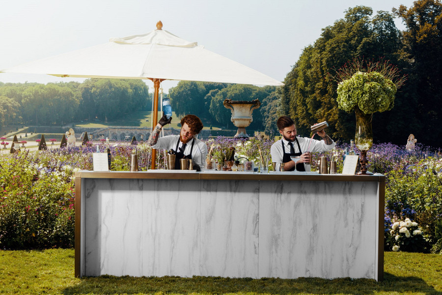 Edle Cocktailbar (300 cm) in Marmor-Optik mit brünierten Messingteilen.