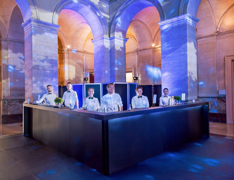 Schwarze Cocktailbar in luxuriöser Eventlocation