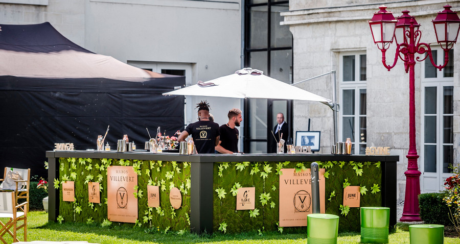 Mobile Outdoor Bar mit Moos verkleidet.