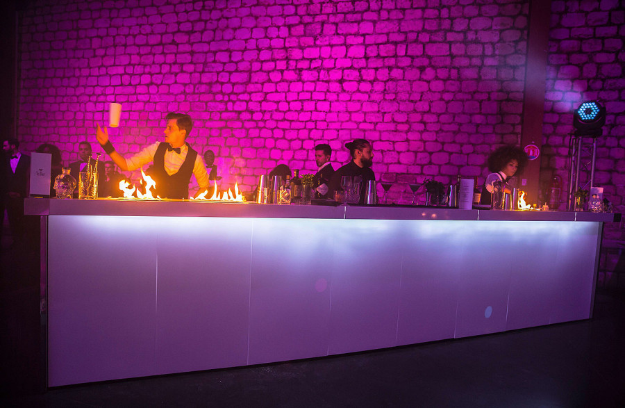 Weiße Cocktailbar bei einer Feuershow in edler Eventlocation