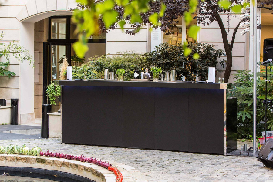 Schwarze Cocktailbar mit Chrom-Applikationen Outdoor-Umgebung