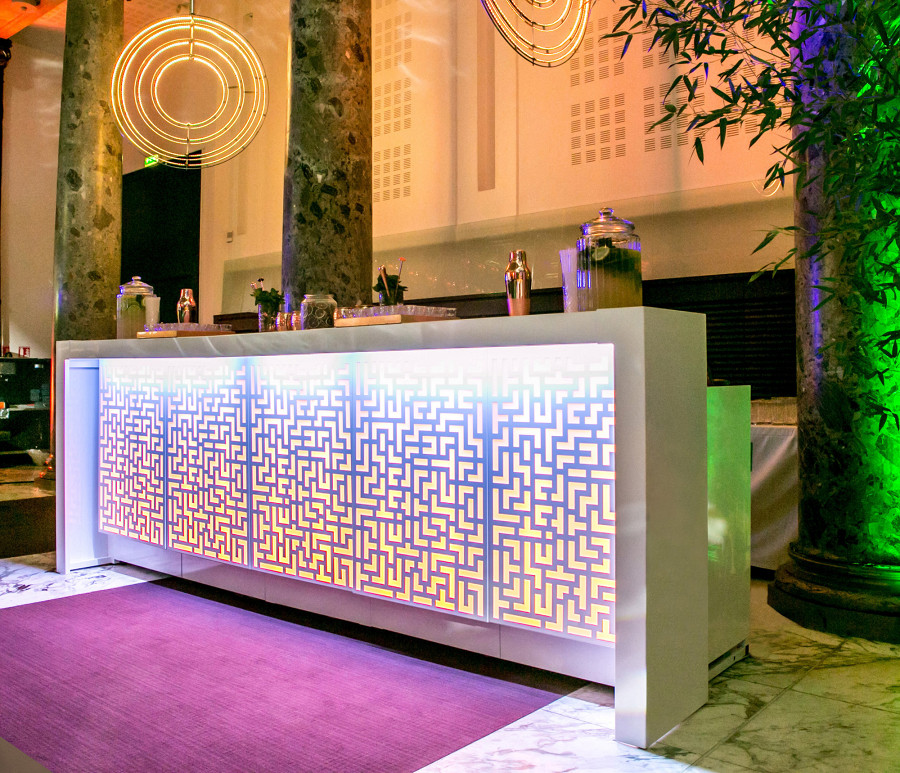Weiße Cocktailbar mit Musterfront in luxuriöser Eventlocation
