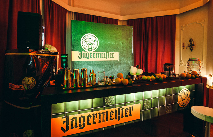 Beleuchtete Promotion Bar mit Rückwand für Jägermeister