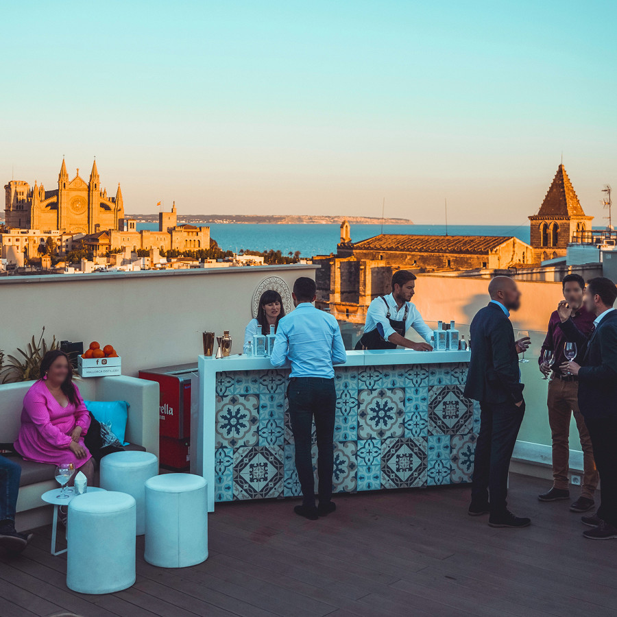 Mobile Cocktailbar auf einer Dachterrasse auf Mallorca