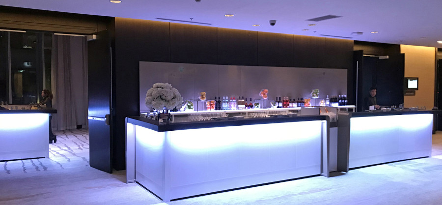 Hotelbar mit weißer Beleuchtung und Rückbuffet