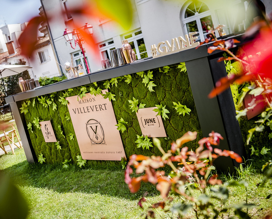 Mobile Outdoor-Theke mit Moos