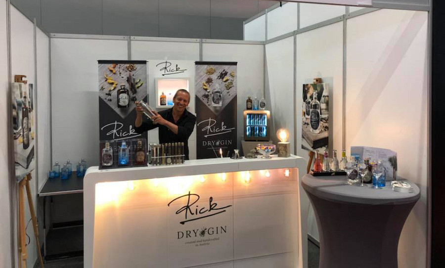 Promotiontheke mit Sonderbeleuchtung.