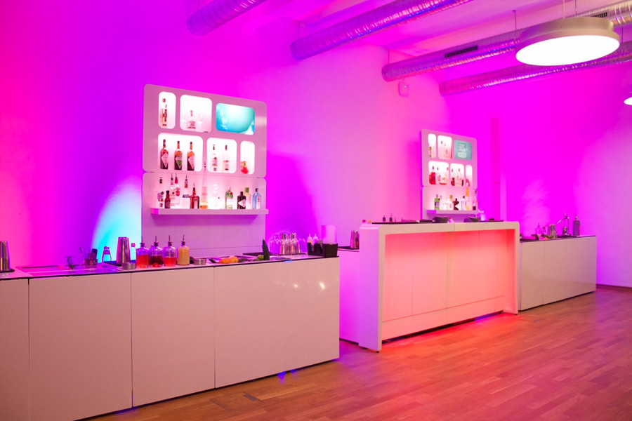 Mobile Cocktailbar in weiß mit Rückbuffets und LED-Beleuchtung.