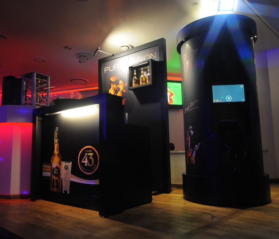 Promotiontheke mit Rückwand und LED-Beleuchtung.