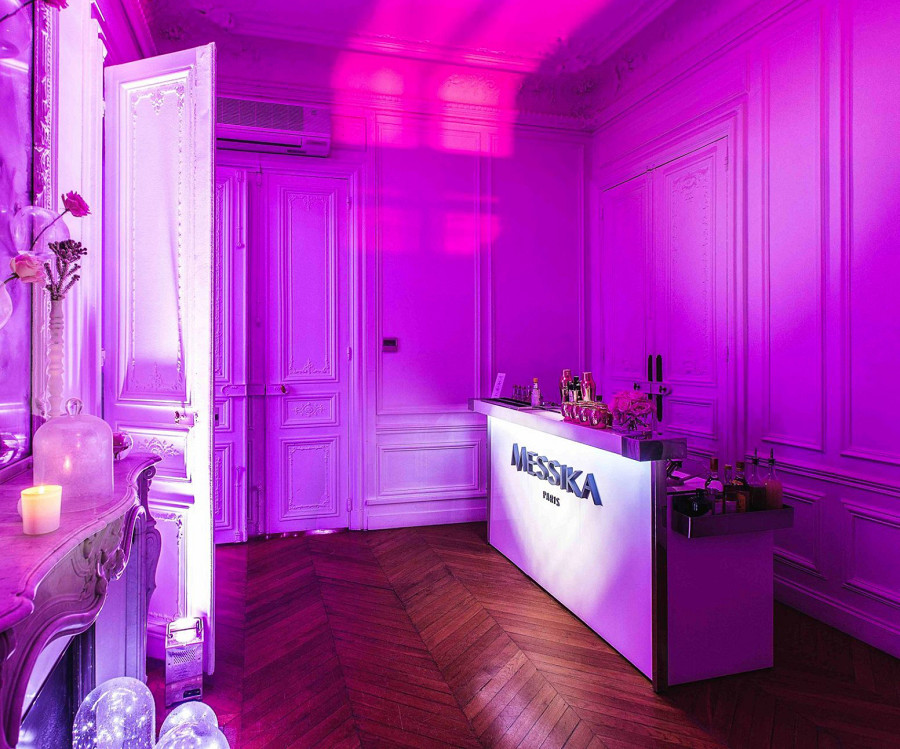 Cocktailbar in weiß mit 3D-Logo in Pariser Eventlocation.