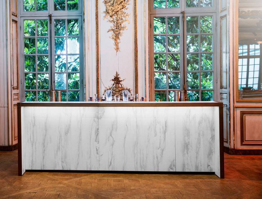 Luxuriöse Cocktailbar in Marmor-Optik und LED-Beleuchtung Pariser Eventlocation.