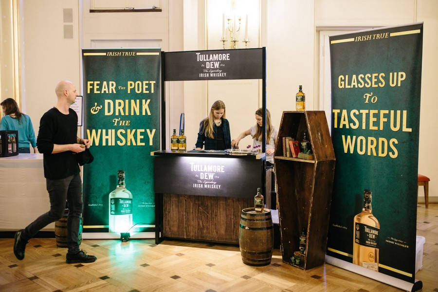 Mobile Promotion Bar mit Frontschild im Holz-Look.