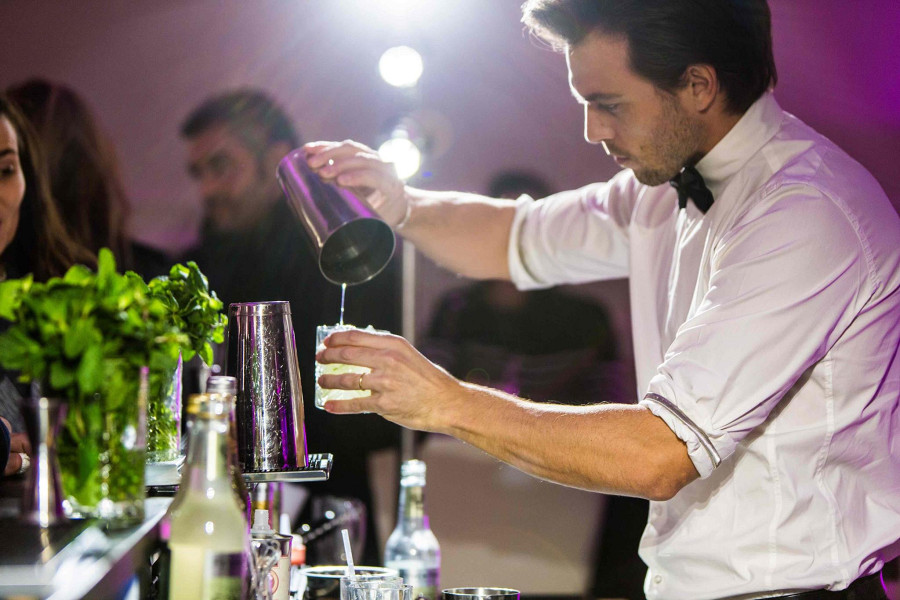 Mood: Bartender serviert Drinks