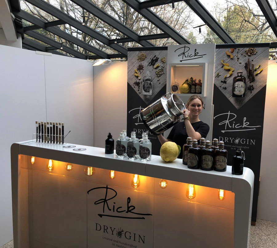 Mobile Promotiontheke mit Rückwand und Beleuchtung.