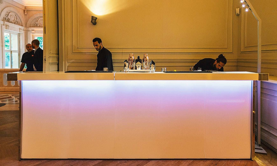 Mobile Cocktailbar in weiß mit Beleuchtung.