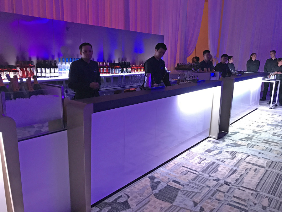 Hotelbar mit Rückbuffet.