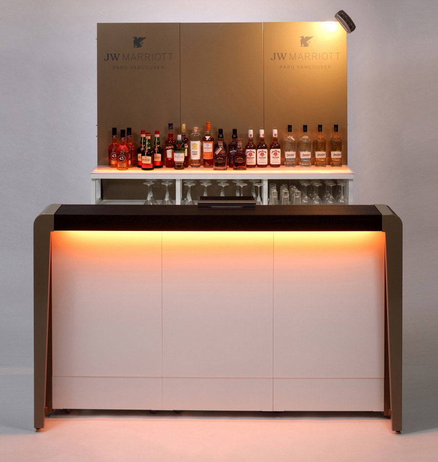 Mobile Cocktailbar mit Bartop, Seitenapplikationen 3 und Rückwand in Sonderfarbe nach RAL-Classic.