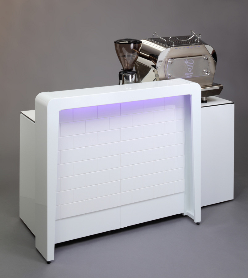 Kaffeebar in weiß, rollbar, mit Fliesendekor.