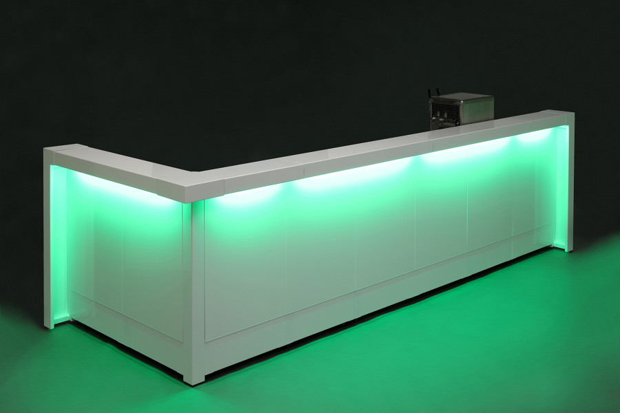 Mobile Bar in weiß mit LED-RGB Beleuchtung.