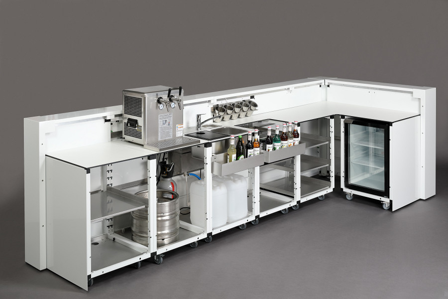 Arbeitstation einer mobilen Cocktailbar mit Zapfstation.