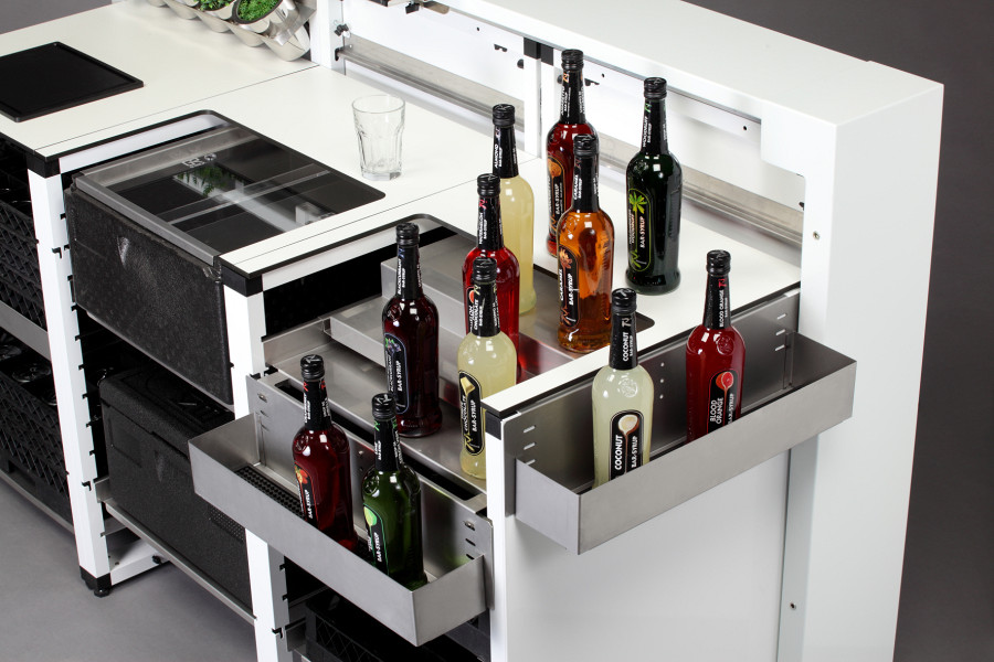 Beispiel-Ausstattung für mobile Bar mit Speedracks und Flaschentreppe.