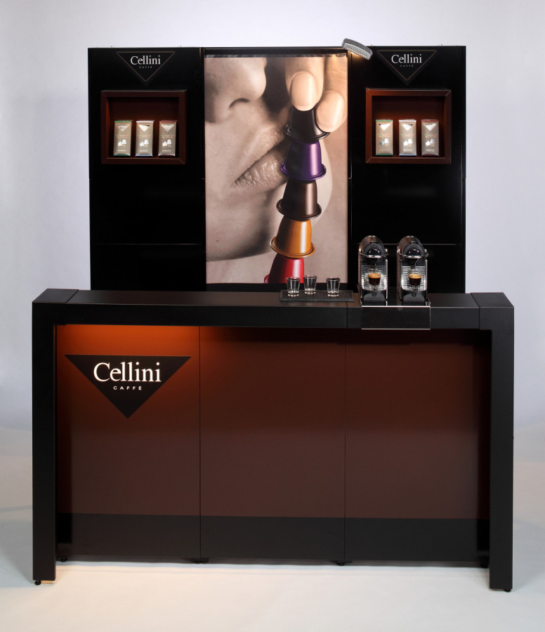 Mobile Bar (180 cm) in dunklen Farben, passend zur Kaffeemarke.