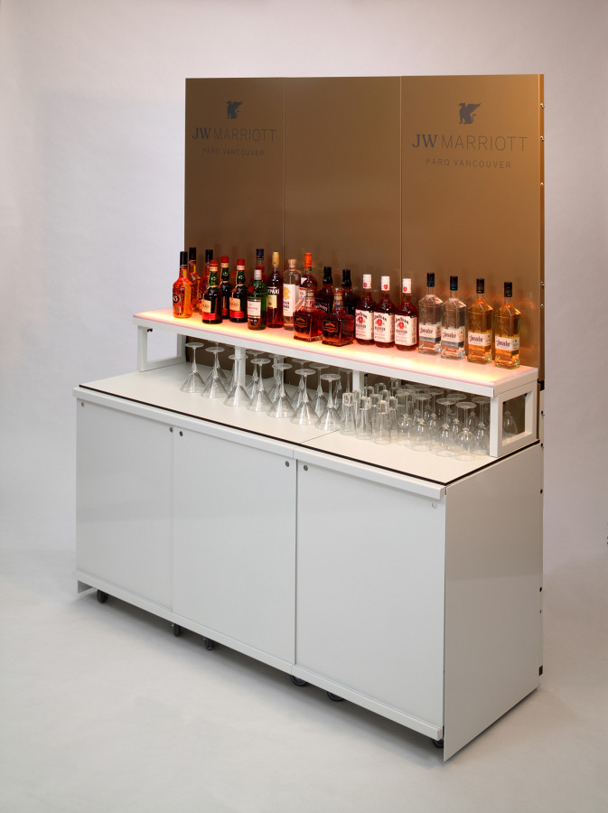 Cocktailbar Rückbuffet mobil in weiß und gold.