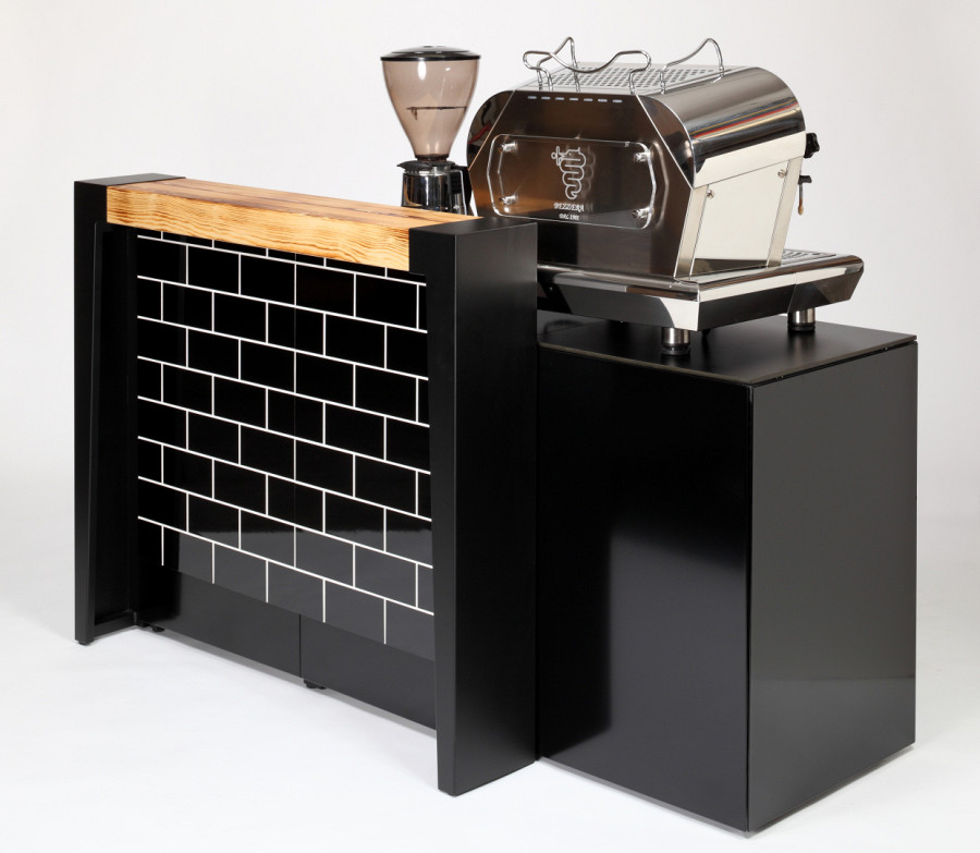 Mobile Kaffeebar in schwarz mit Holz und Fliesenmuster.