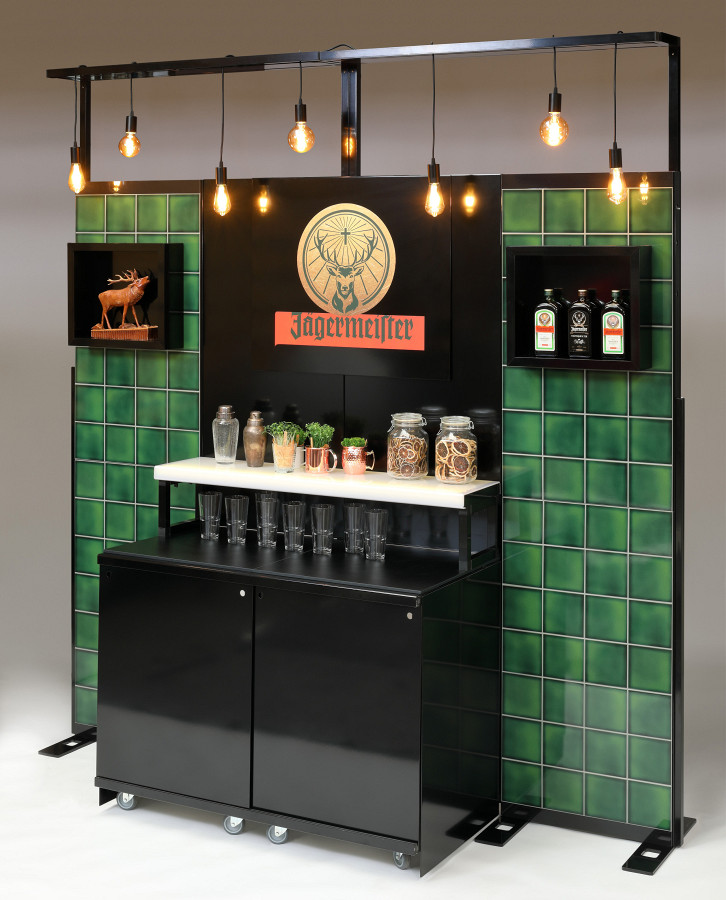 Buffet nas traseiras com iluminação e prateleiras para Jägermeister.