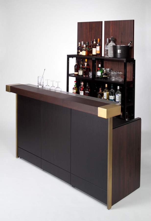 Bar de cocktails móvel em preto com peças em madeira e latão.