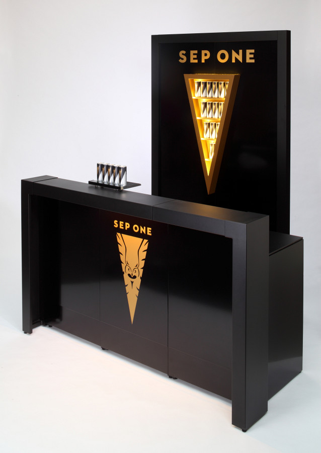 Bar de cocktails móvel com parede traseira e prateleiras especiais iluminadas.