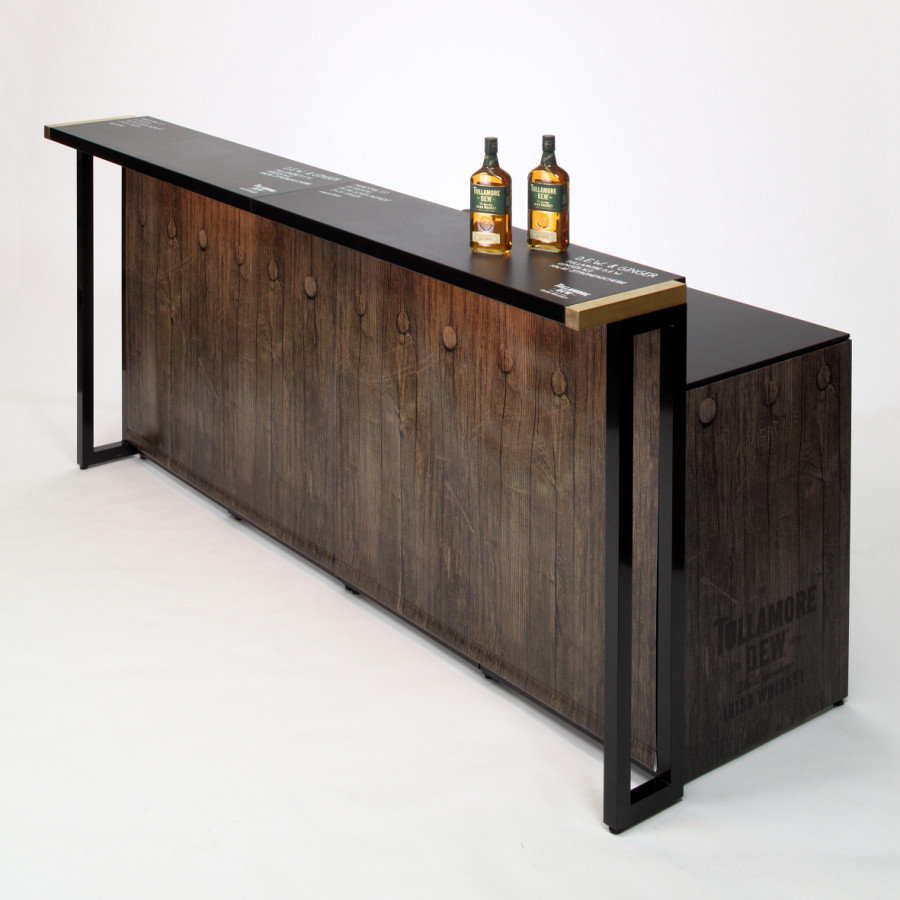 Bar de cocktails dobrável com aspeto de madeira.