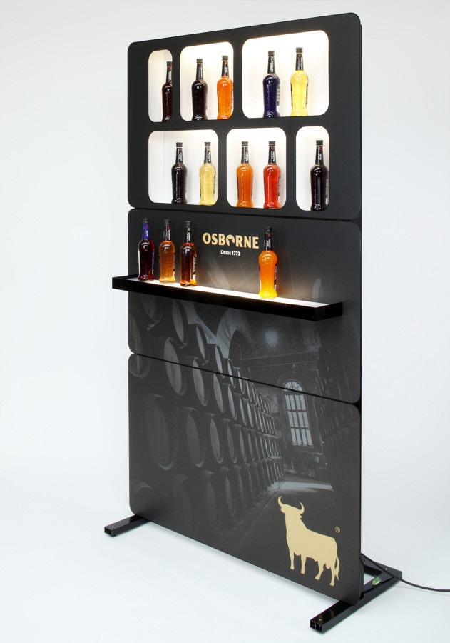 Bar móvel com prateleiras especiais iluminadas para apresentação de garrafas.