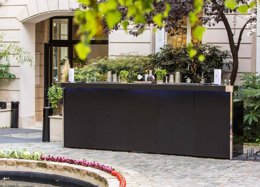 Bar de cocktails móvel em preto mate com aplicações cromadas.