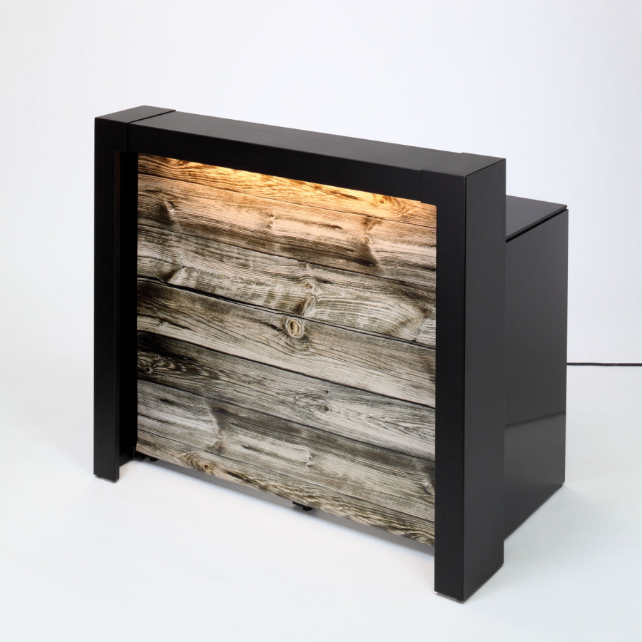 Mobile Cocktail Bar in schwarz mit Holz und Beleuchtung.