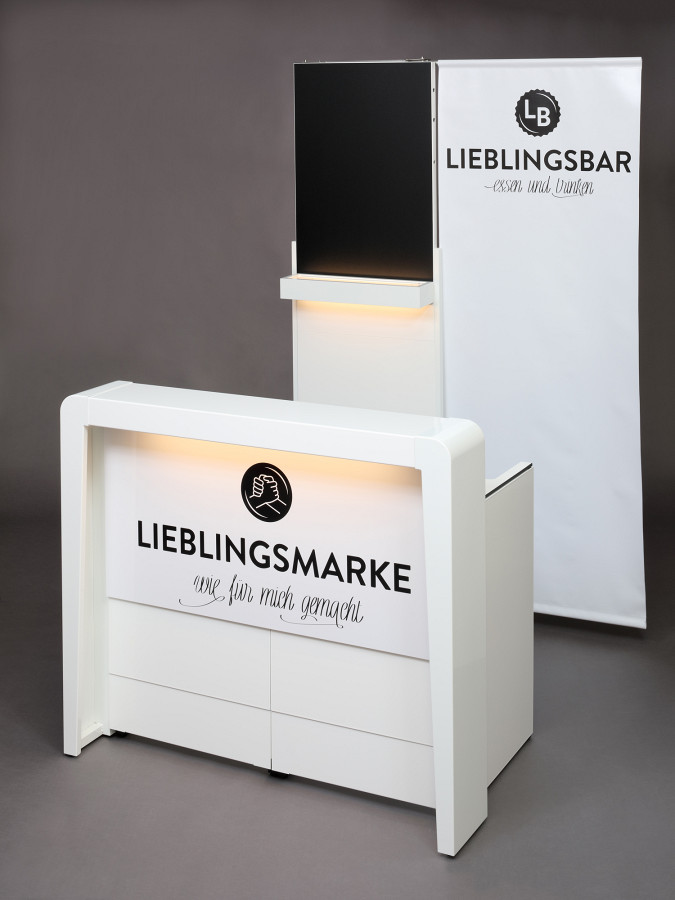 Mobile Cocktail Bar mit wechselbarem Branding und Rückwand.